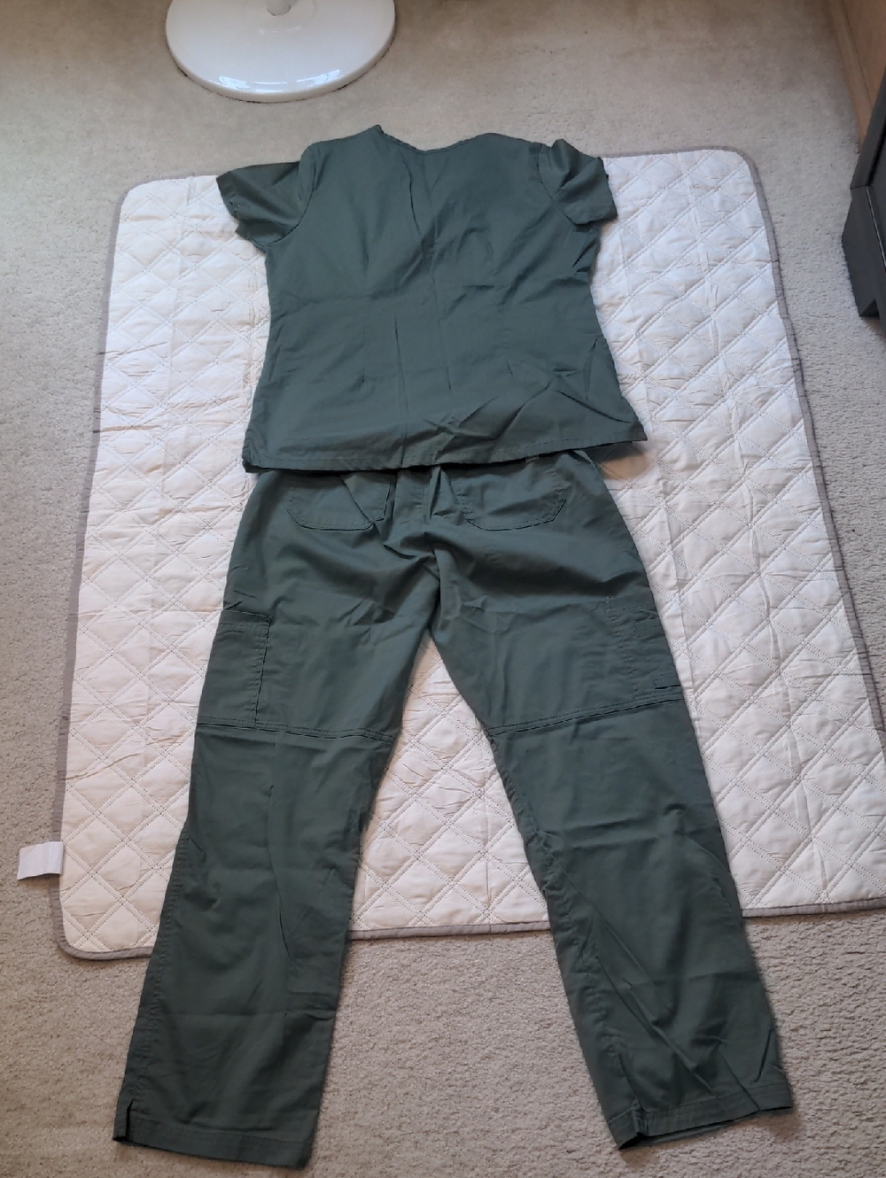 Unbranded Women's Olive Green Scrub Top and Pants Set - Picture 2 of 15